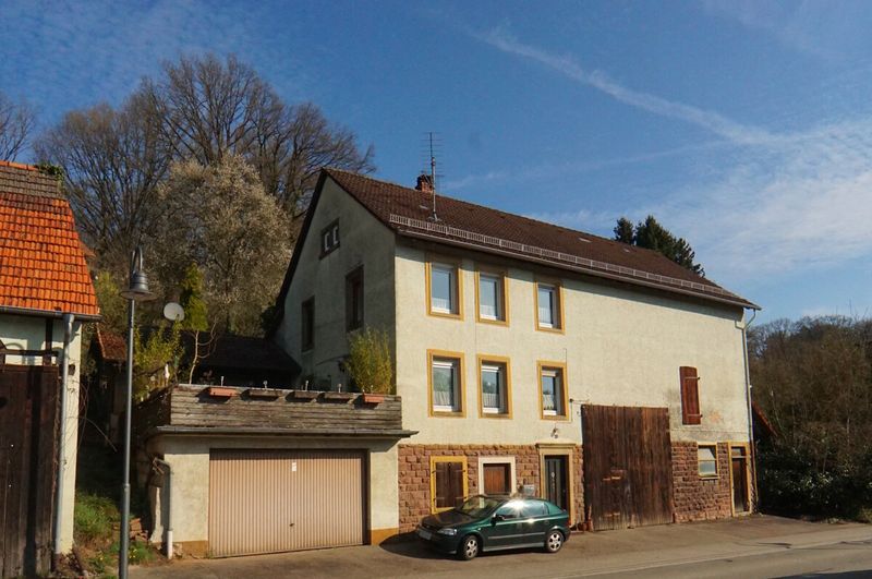Familienfreundliches Anwesen mit zusätzlichem Grundstück, Doppelgarage, Stall und Scheune!